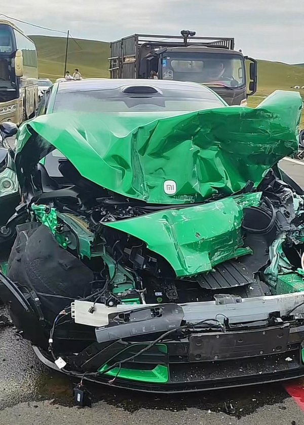 A股策略 被水泥罐车迎头顶撞的小米车主：提车3天就出事 感觉逃过一劫
