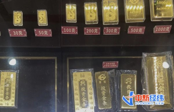 锅牛配资 实探菜百：“吃完饭我就来盯着金价”，有人变现19万后犹豫了